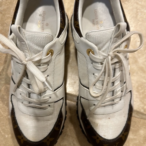 Worn twice authentic Louis Vuitton sneakers - Picture 16 of 16